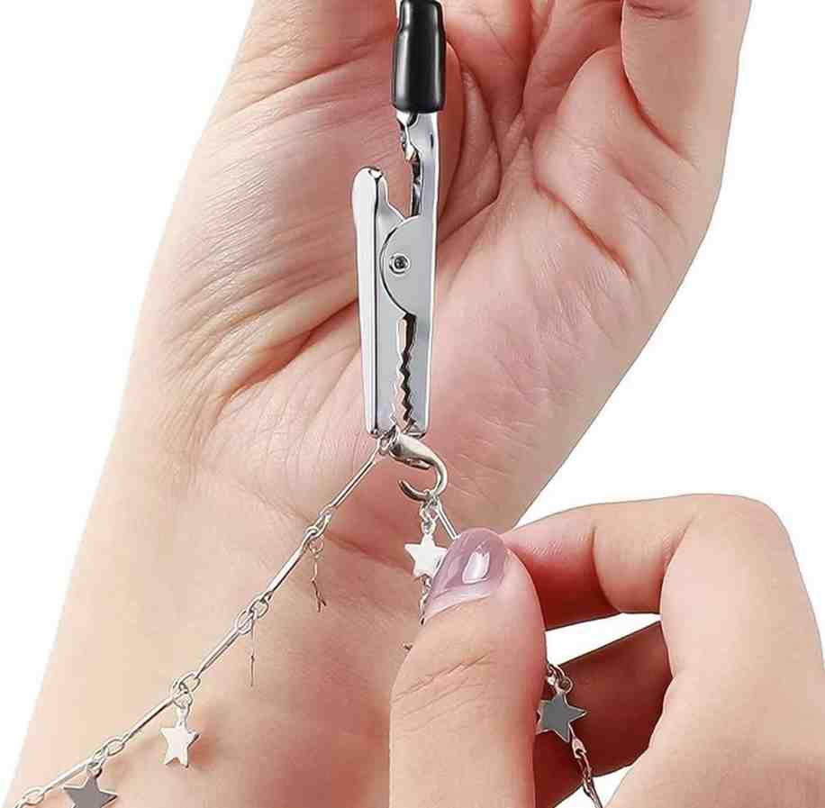 أداة تلبيس الاساور